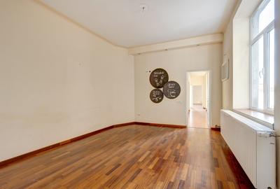 Apartament cu 4 camere semidecomandat în Moșilor