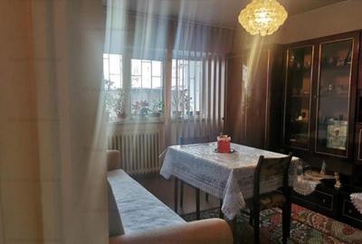 Apartament cu 3 camere decomandat în Obor