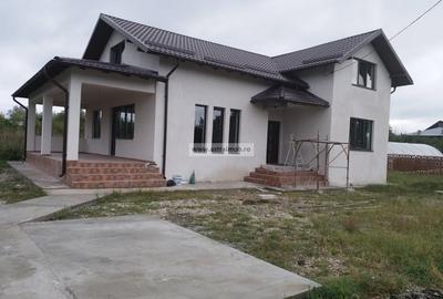 Casă cu 5 camere în Valea Voievozilor