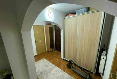 Apartament cu 3 camere decomandat în Tineretului