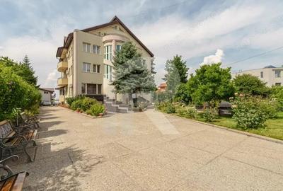 Casa cu teren de 3000 mp - ponton la lac - piscina si casa de oaspeti