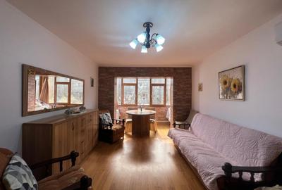 Apartament cu 3 camere semidecomandat, mobilat în Universitate