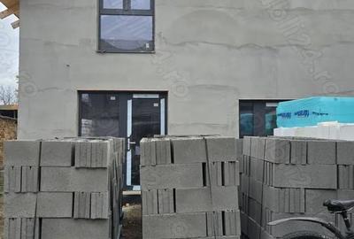 Casă cu 2 camere cu Teren 170 Mp în Sânandrei - 1