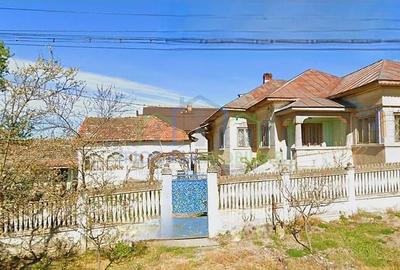 Casă cu 3 camere cu Teren 2686 Mp în Central - 2