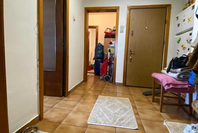 Apartament cu 3 camere semidecomandat în Uverturii