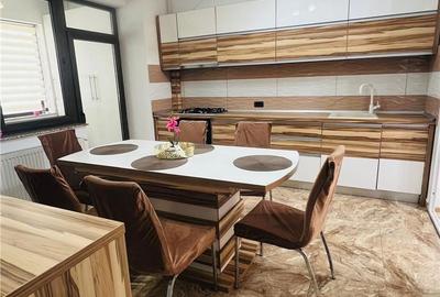 Apartament cu 3 camere, mobilat în Tractorul - 1