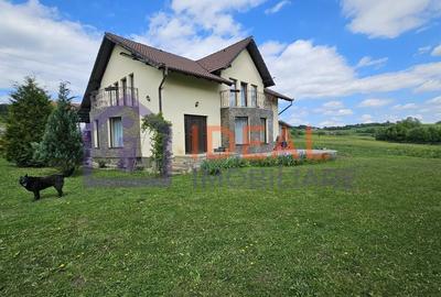Casă individuală cu 5 camere în Sadu