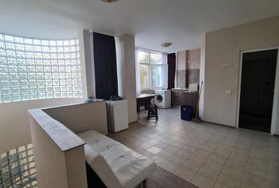 Spațiu comercial, de 143 mp, în Central - 7