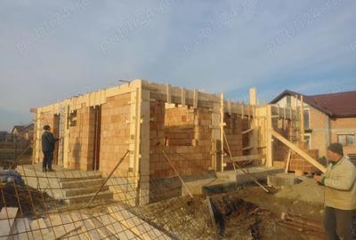 Case la ro?u in faza de proiect sau la cheie. ?i teren de vanzare 1540 metri patrati - 2