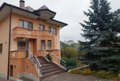 Casă cu 7 camere cu Teren 2000 Mp în Central - 3
