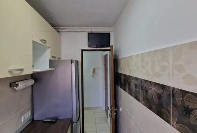 Apartament cu 3 camere semidecomandat, mobilat în Girocului