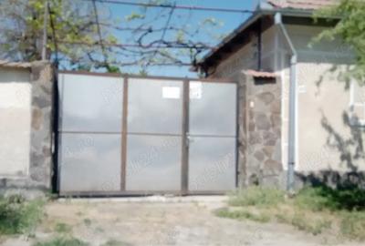 La 36 km de Oradea vindem 2 casu?e cu gradina - 4
