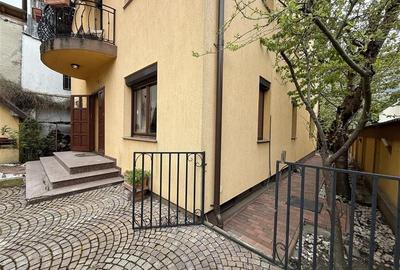 Proprietate deosebita de vanzare in centrul Bacaului- eleganta, istorie si inves - 3