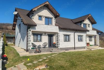 Casă cu Teren 1500 Mp în Central - 1