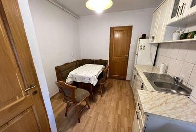 INCHIRIEZ apartament 4 camere decomandat, zona Vasile Aaron - 2