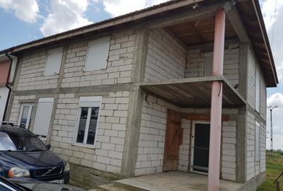 Casă cu 5 camere cu Teren 1500 Mp în Sâmbăteni - 1