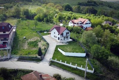 Casă cu 3 camere cu Teren 700 Mp în Central - 1