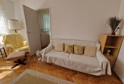 Pe frumoasa strada Platanilor, renumita pentru zona inverzita din jurul blocului - 3