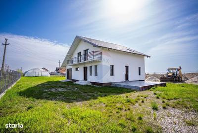 Casă cu 4 camere în Bradu