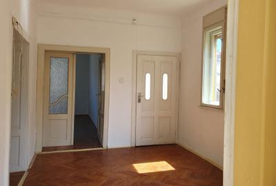 Casă cu 3 camere în Central - 1