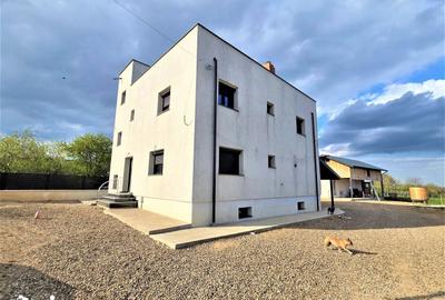 Casă cu 5 camere cu Teren 2867 Mp în Păunești - 14