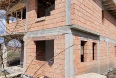 Casă cu 4 camere cu Teren 460 Mp în Central