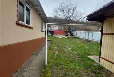 Casa de vanzare cu gradina aproape de Onesti - 2