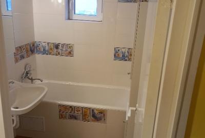 Proprietar vând apartament amenajat 4 camere ultracentral,decomandat,etaj interm - 2