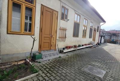 Casă individuală cu 6 camere cu Teren 489 Mp în Central