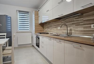 Apartament cu 3 camere decomandat în Tractorul - 3