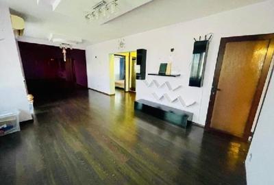 Apartament cu 3 camere semidecomandat în Grivița