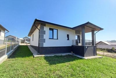 Casa cu 4 camere, 2 bai, beci spatios si 400 mp teren