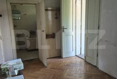 Casa, zona centrala, curte comuna - 1