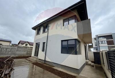Duplex cu 4 camere cu Teren 200 Mp în Periferie
