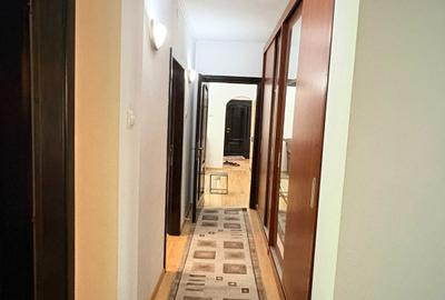 Apartament cu 4 camere semidecomandat în Tătărași