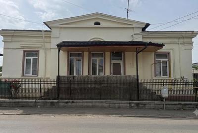Apartament cu 2 camere semidecomandat, mobilat în Central