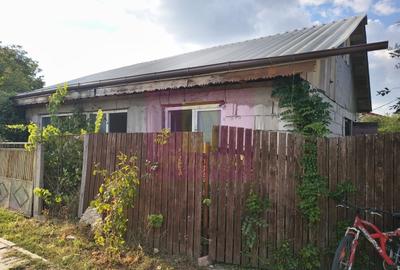 Casă cu 2 camere cu Teren 150 Mp în 1 Decembrie