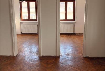 Apartament cu 3 camere semidecomandat în Unirii