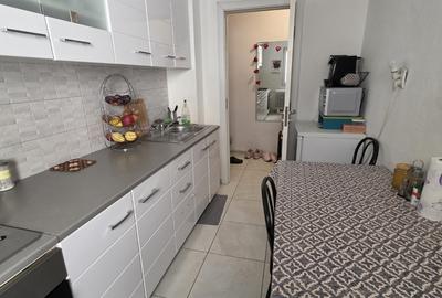 Apartament cu 3 camere decomandat, mobilat în Costin Georgian