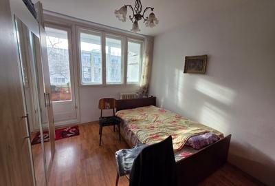 Apartament cu 3 camere semidecomandat în 1 Decembrie 1918