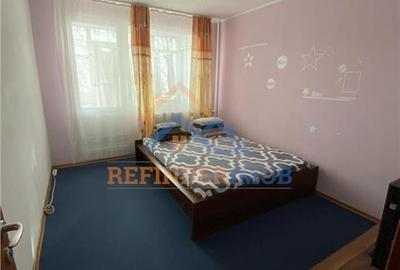 Apartament cu 3 camere semidecomandat, mobilat în Berceni