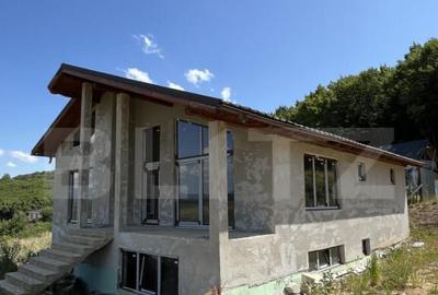 Casă cu 5 camere cu Teren 1000 Mp în Central