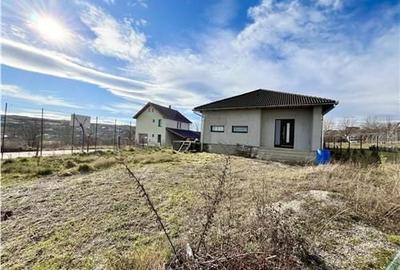 Casă cu 4 camere cu Teren 810 Mp în Roșia