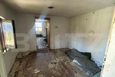 Teren ingradit si casa la rosu - 5