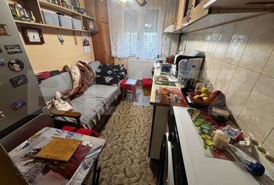 Apartament cu 3 camere semidecomandat, mobilat în Micro 14