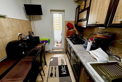 3 camere .. model decomandat ..  zona Lipovei .. etajul 3 - 3