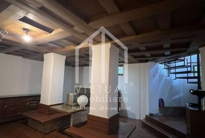 Casa formata din 2 apartamente, 2 garaje,  3 bai - zona Trei Stejari - 17