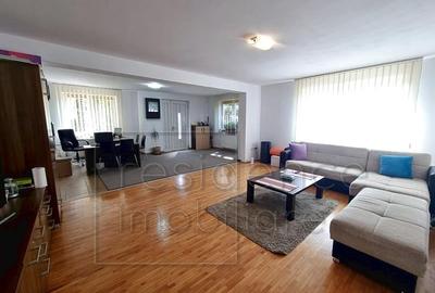Apartament spatios cu 3 camere, Andrei Muresanu, zona Piata