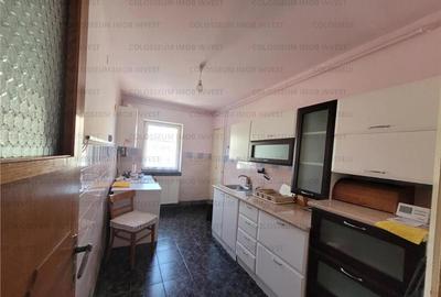 Apartament cu 3 camere,decomandat - zona Astra - 7