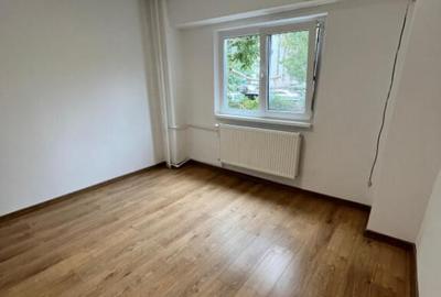 Apartament 3 camere cu destinatia de spatiu comercial, zona - 1